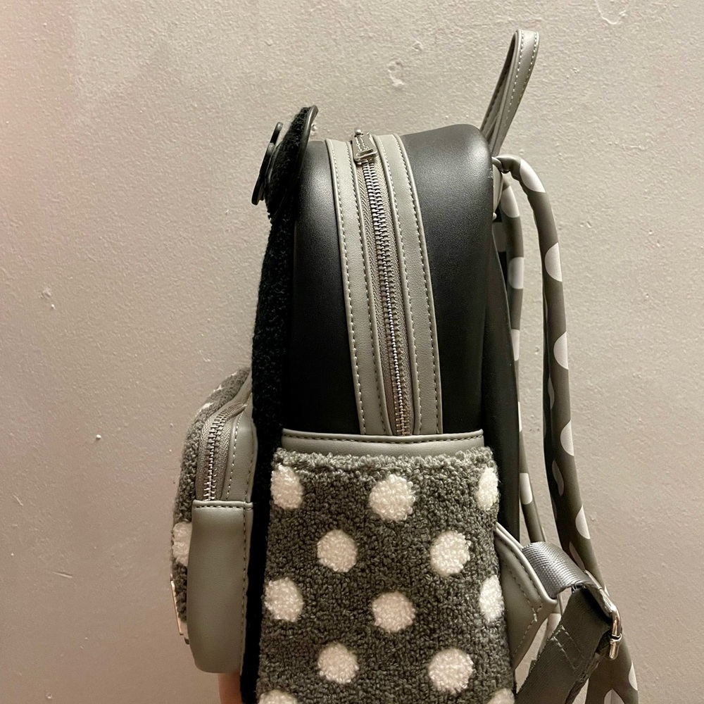 Loungefly Black and White Minnie Mouse Backpack - Picture 6 of 6
